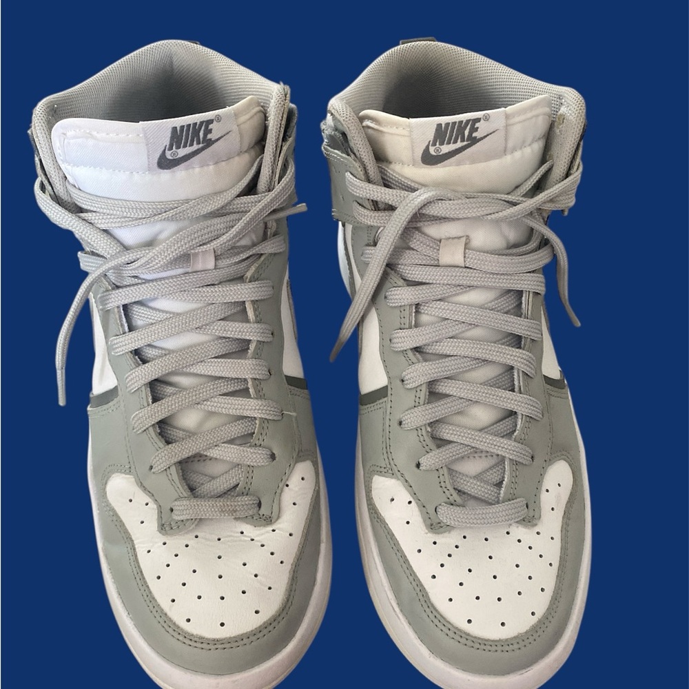 Nike women Dunk high up Gray and White Sz 9.5
Looks new it’s only used twice